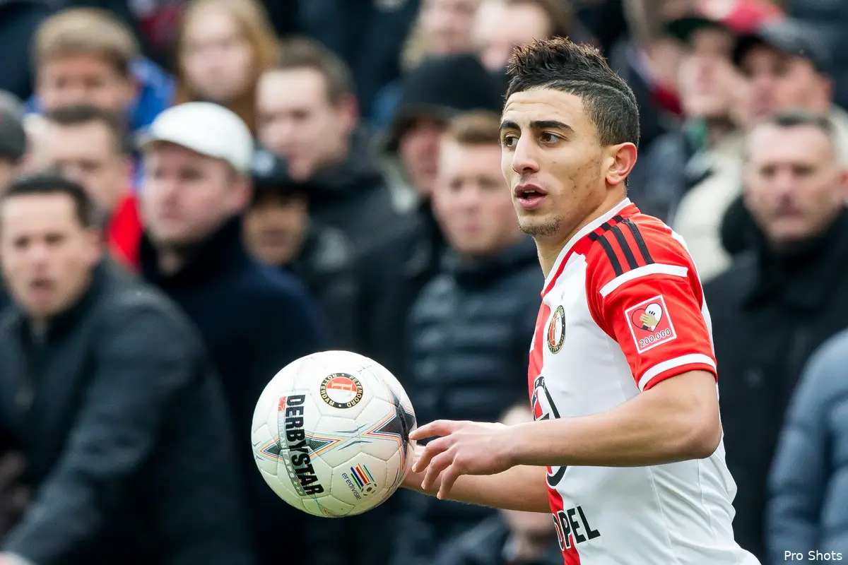 VIDEO | Bilal oefent op vrije trappen tijdens vakantie