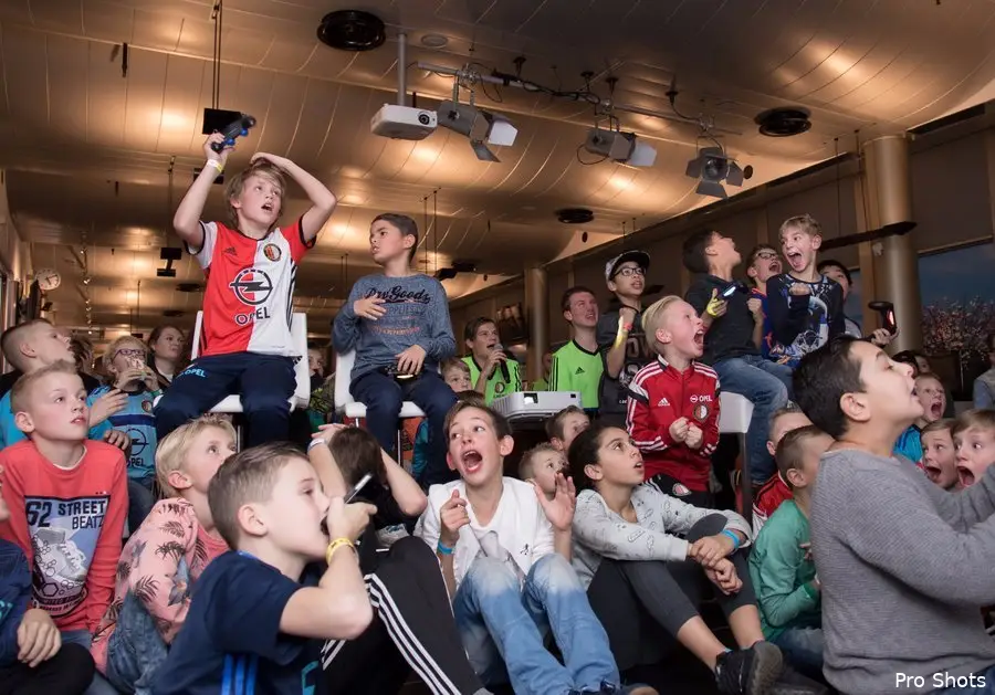 Kameraadjes leven zich uit tijdens FIFA Toernooi in De Kuip