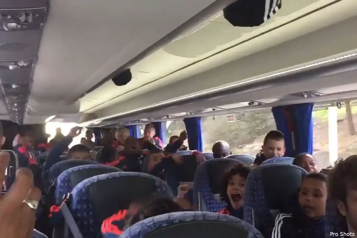 VIDEO | Jeugdige Feyenoorders uit hun dak na eindsignaal