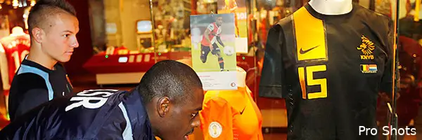 Clasie en Martins Indi onthullen Oranje-shirt in Museum