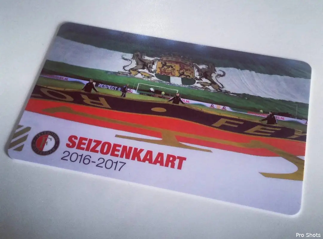 Feyenoord-supporters ontvangen seizoenkaart 2016-2017
