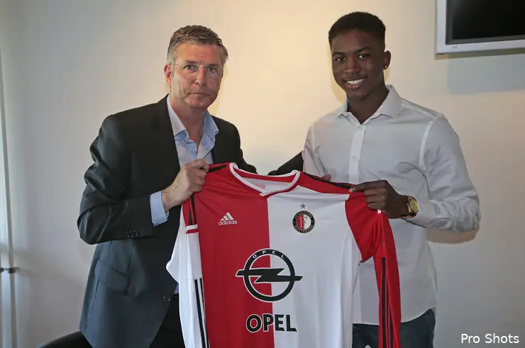 Eerste profcontract voor aanvaller Nigel Robertha