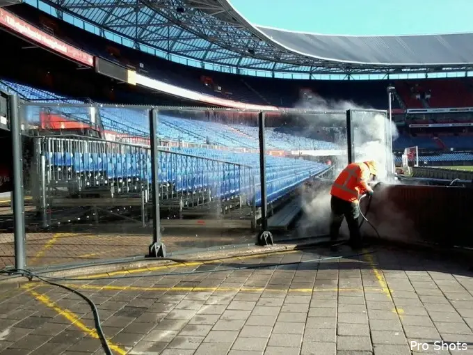 Zwarte coating in De Kuip deze week verwijderd