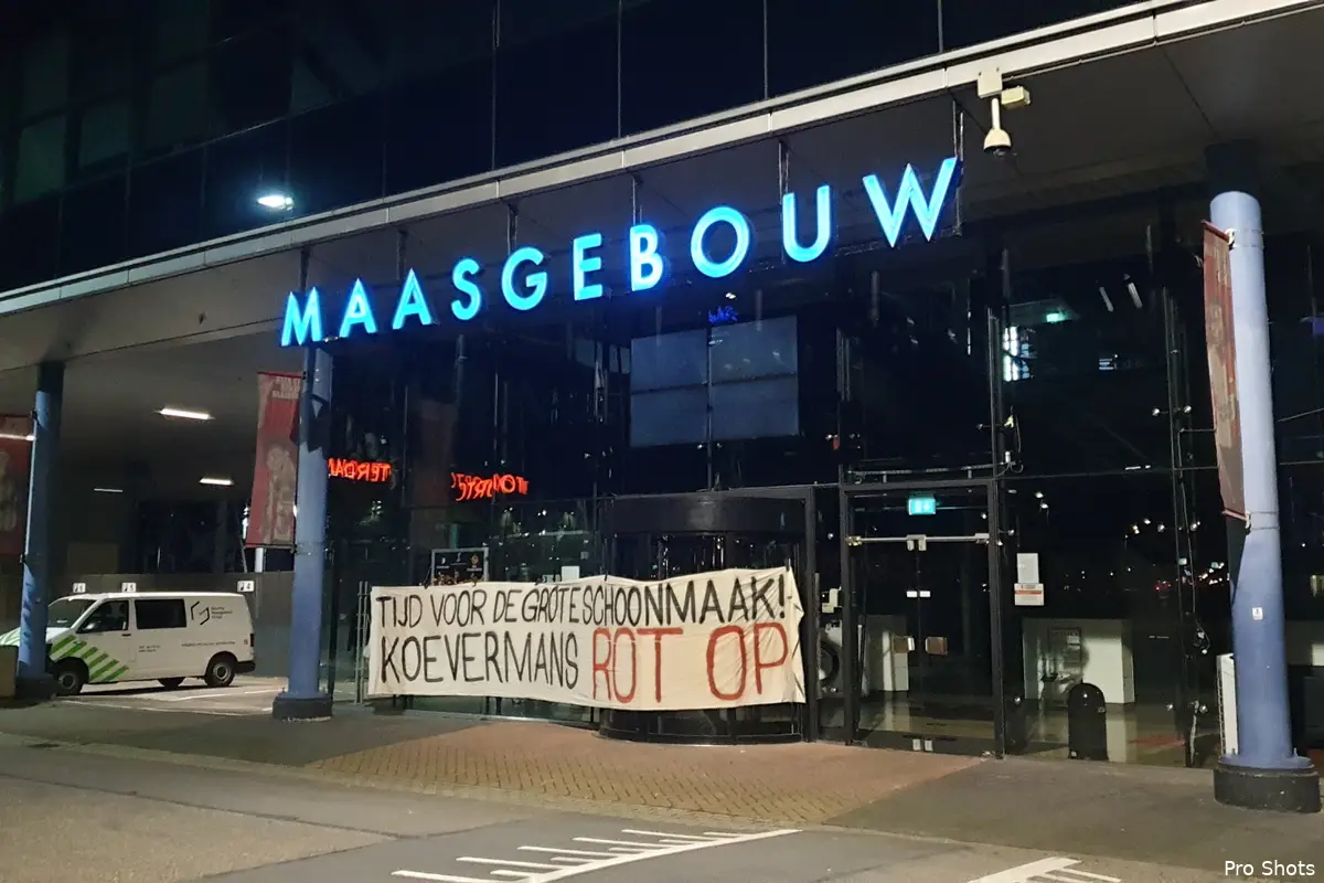 Supporters hangen spandoeken op bij De Kuip