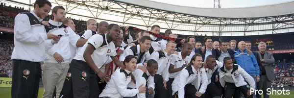 Oger trakteert Feyenoord op taart bij passen clubkostuums