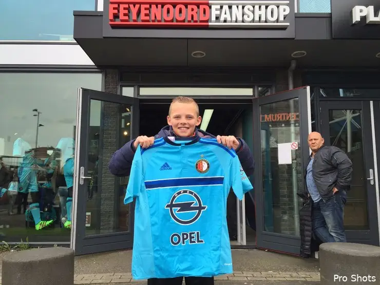 Duizenden supporters in nieuwe uittenue