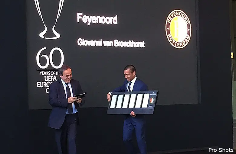 Van Bronckhorst ontvangt aandenken aan Europa Cup winst