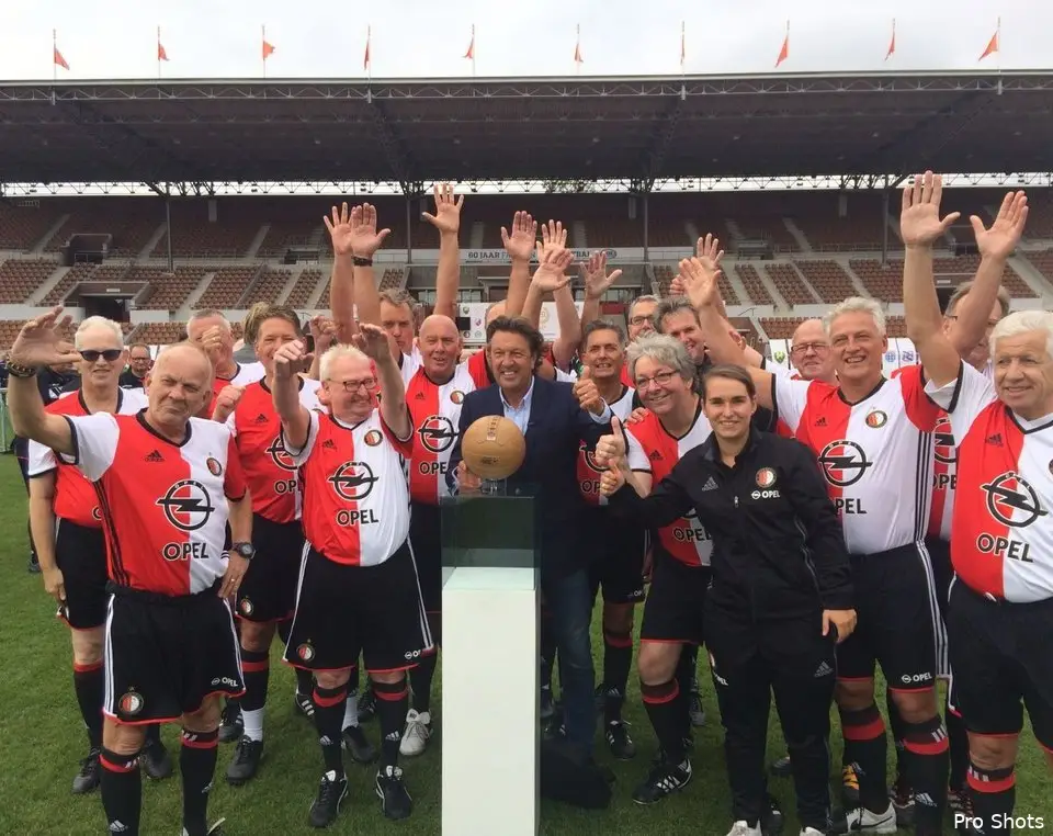 Feyenoord OldStars viert jubileum Eredivisie in Olympisch Stadion