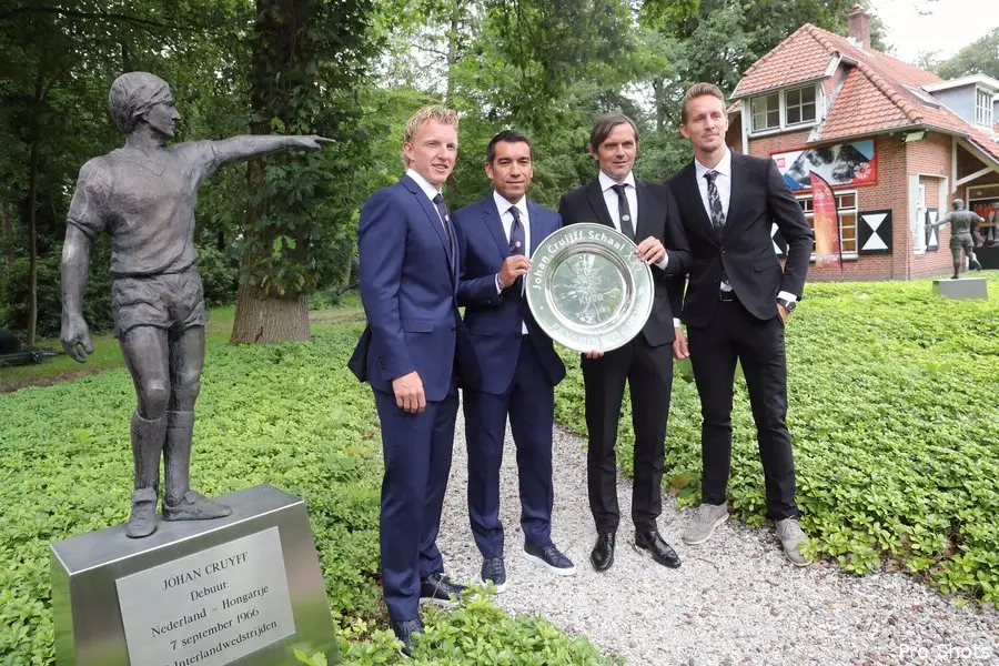 Van Bronckhorst: ''We gaan vol voor deze prijs''