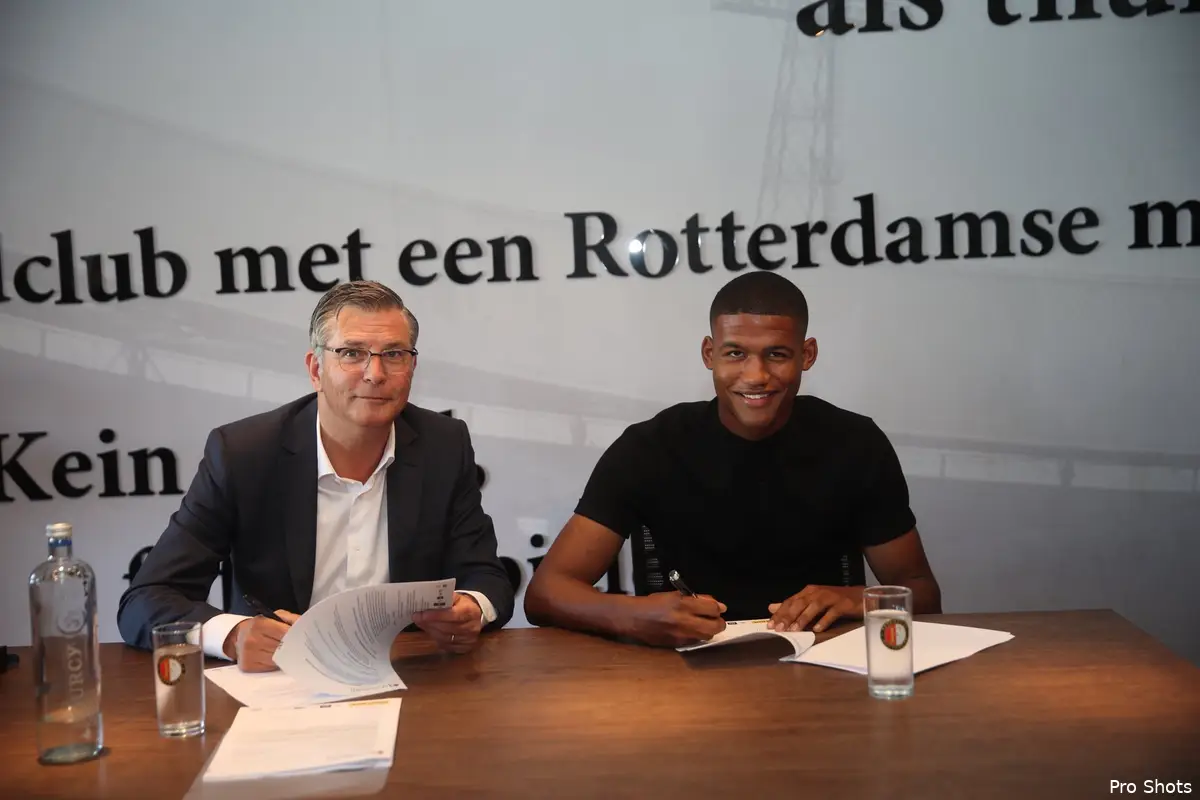 Noah Lewis tekent eerste profcontract bij Feyenoord