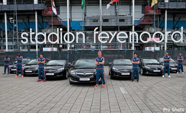 Supporters overhandigen nieuwe Opels aan Feyenoorders