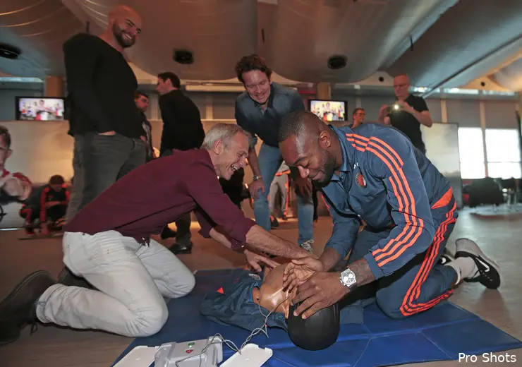 Feyenoorders en BN-ers leren samen reanimeren