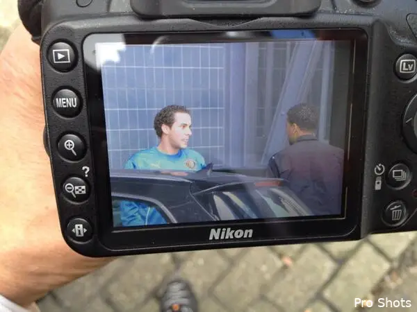 Bakkal gespot bij De Kuip in trainingskleding van Feyenoord