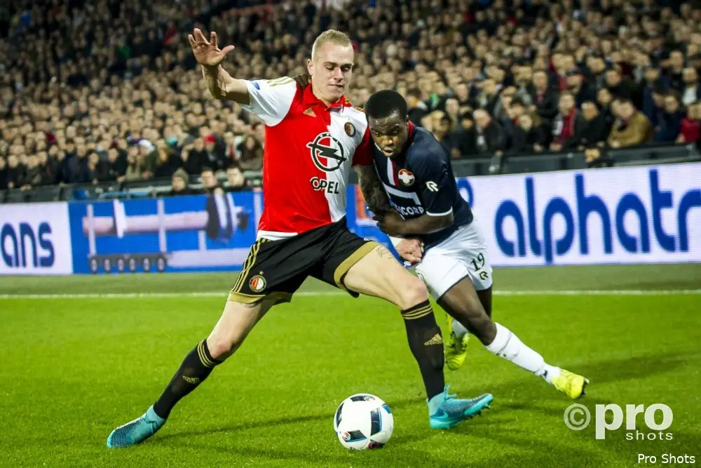 Karsdorp verlaat training met liesklachten