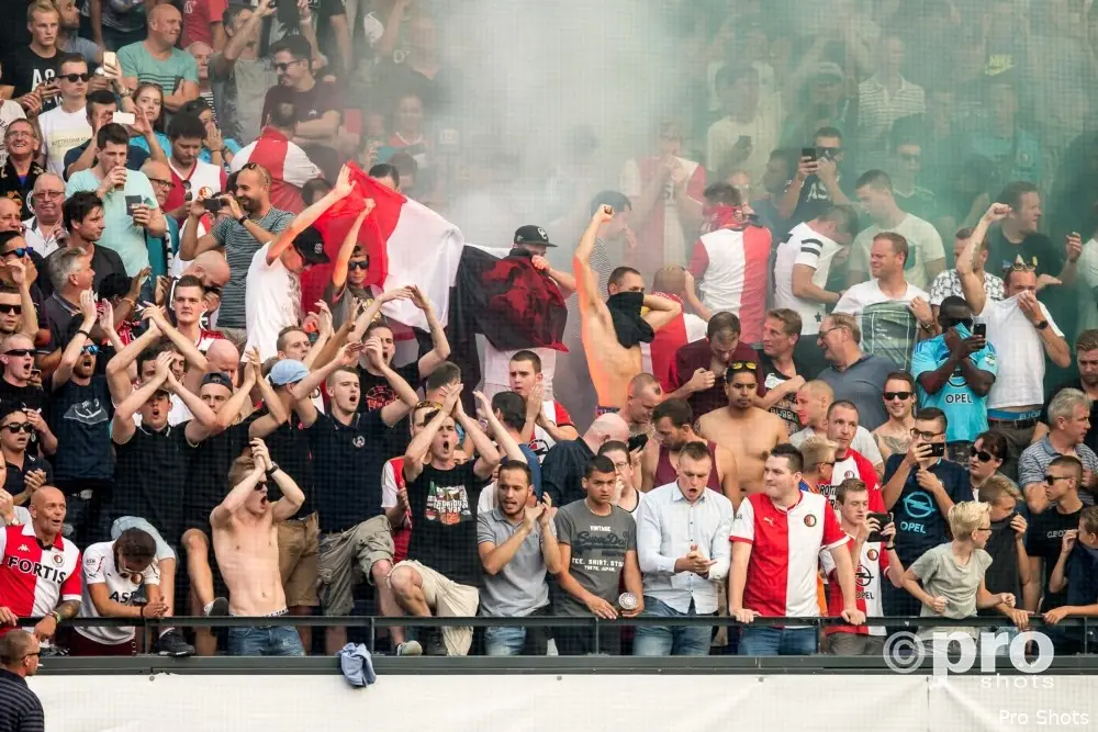 Engelse voetballiefhebbers lovend over sfeer in De Kuip