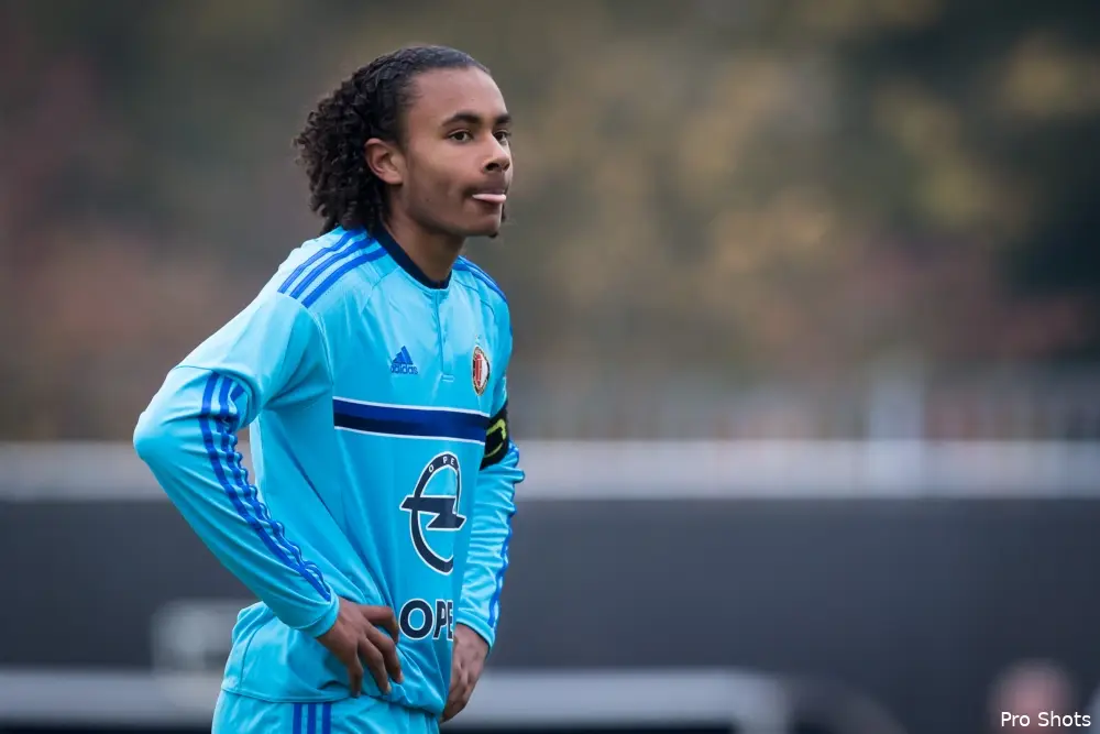 Feyenoord-talent Zirkzee scoort vier keer tegen Ajax