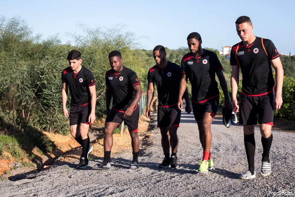 'Feyenoord legt 17-jarige buitenspeler vast'