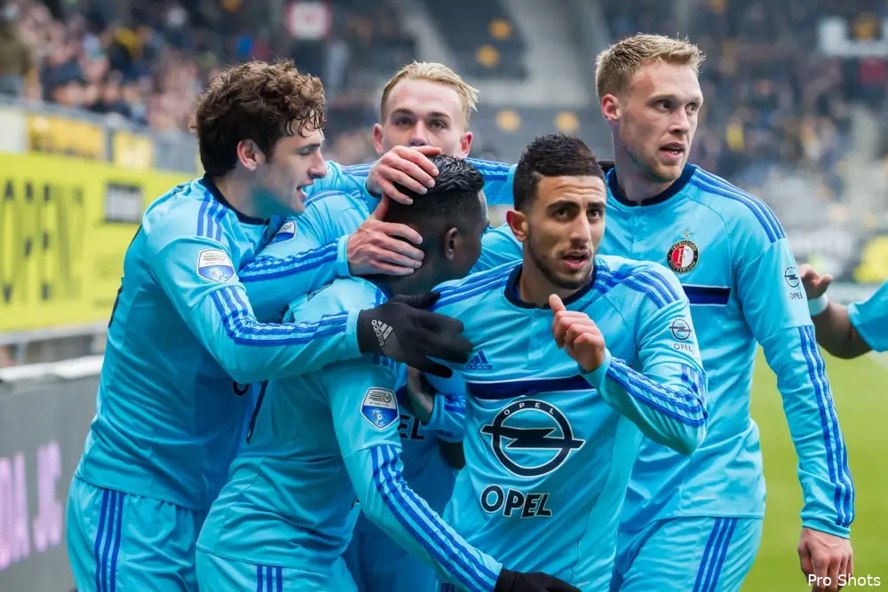 Elia: ''Ajax kijken in de bus? Nee, Call of Duty spelen!''