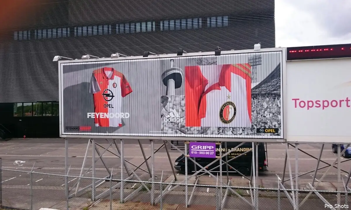 FOTO | Nieuwe trainingskleding in Fanshops opgehangen
