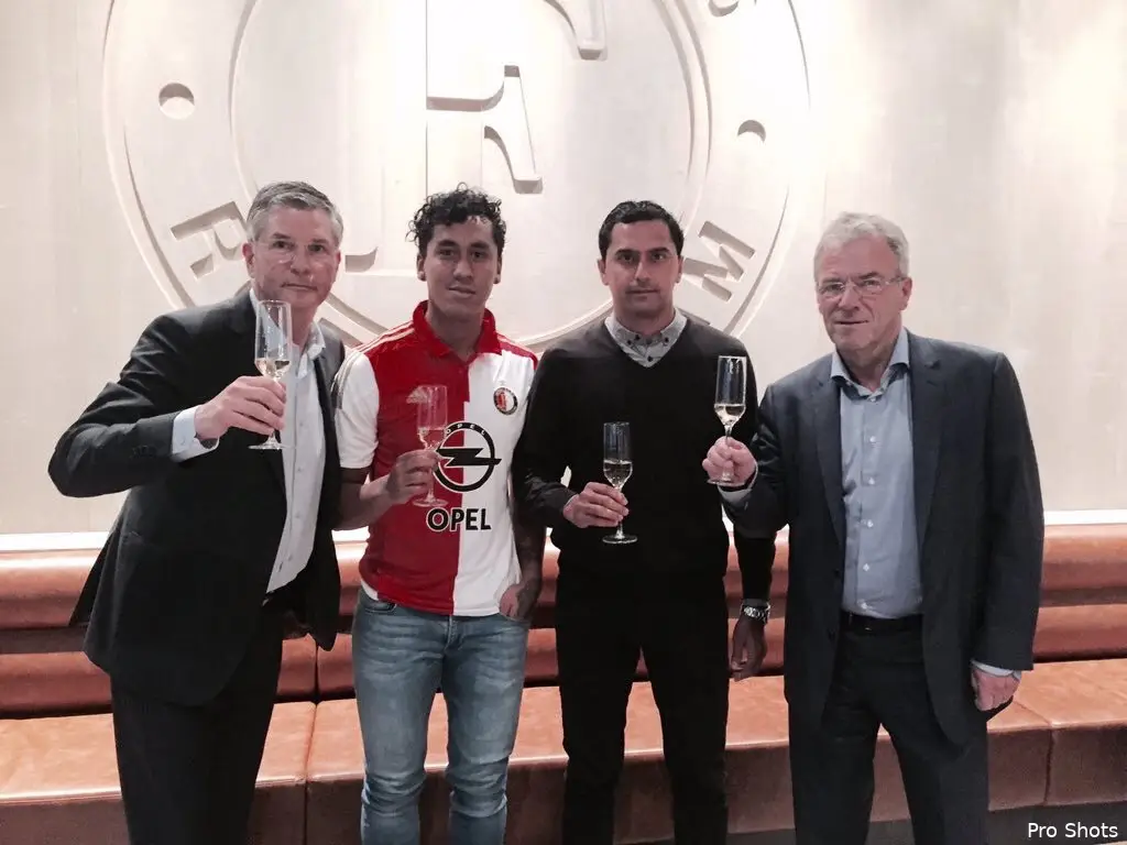  Tapia tekent contract en is officieel Feyenoorder 