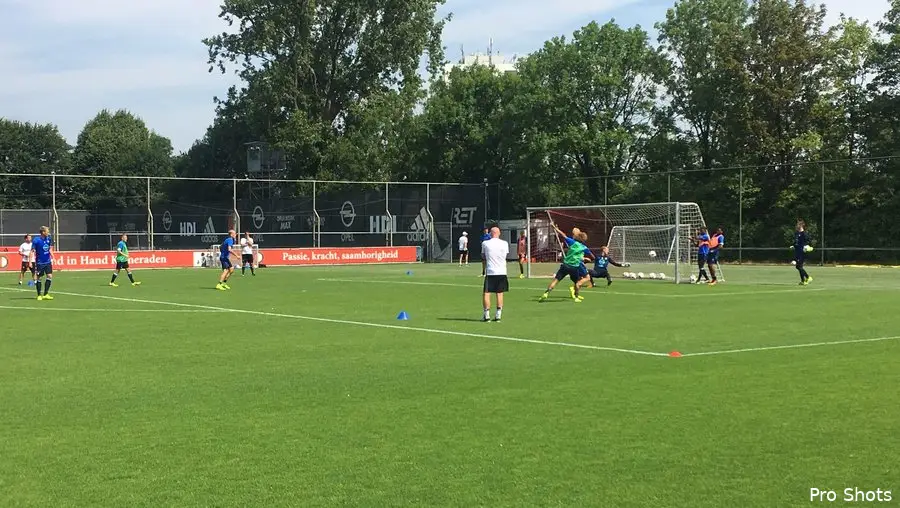 Feyenoorders werken zich in het zweet op Varkenoord