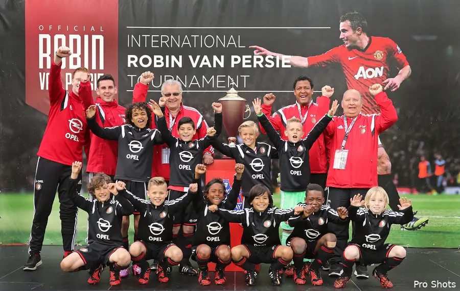 Van Persie inspireert jeugd op eigen internationaal toernooi