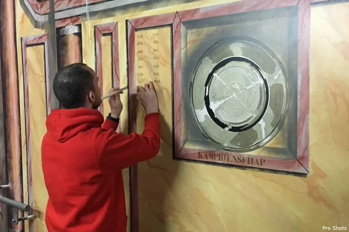 Kampioensjaar 2017 bijgeschilderd in spelerstunnel De Kuip