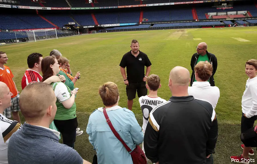 Feyenoord vervangt opnieuw grasmat en biedt grasstukje aan