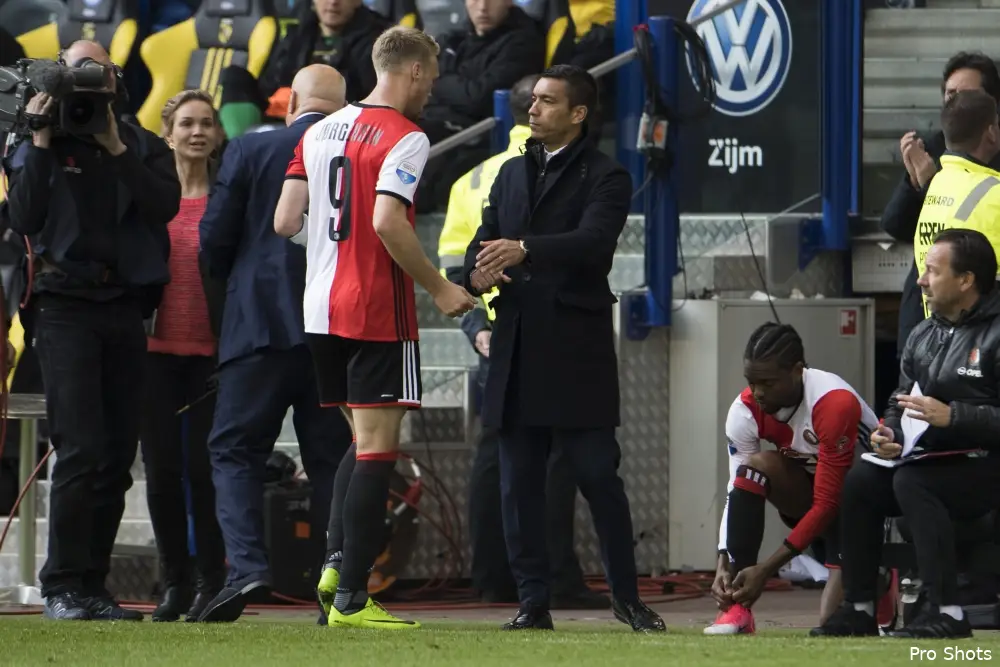 Van Hanegem: ''Van Bronckhorst verdient echt een pluim''