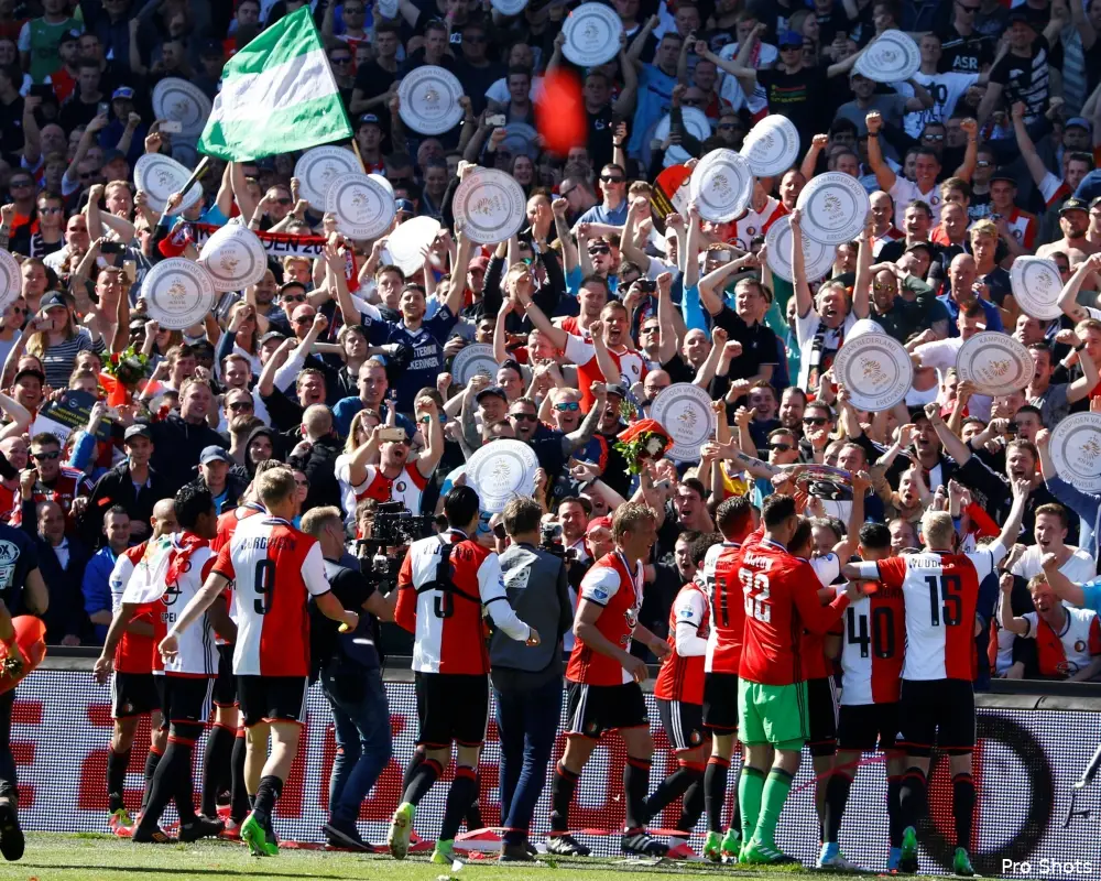 Van Hanegem emotioneel na knuffel Kuyt