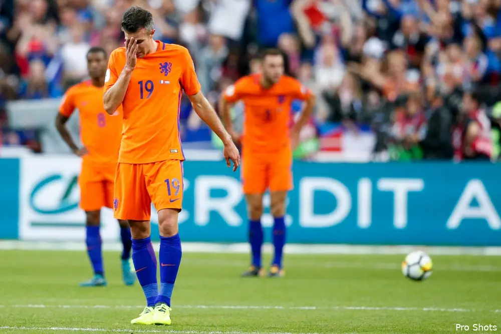 Van Persie loopt knieblessure op en haakt af bij Oranje
