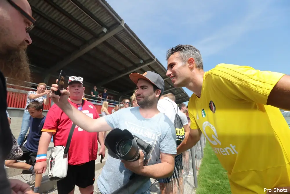 Medische staf Feyenoord voorzichtig met Van Persie