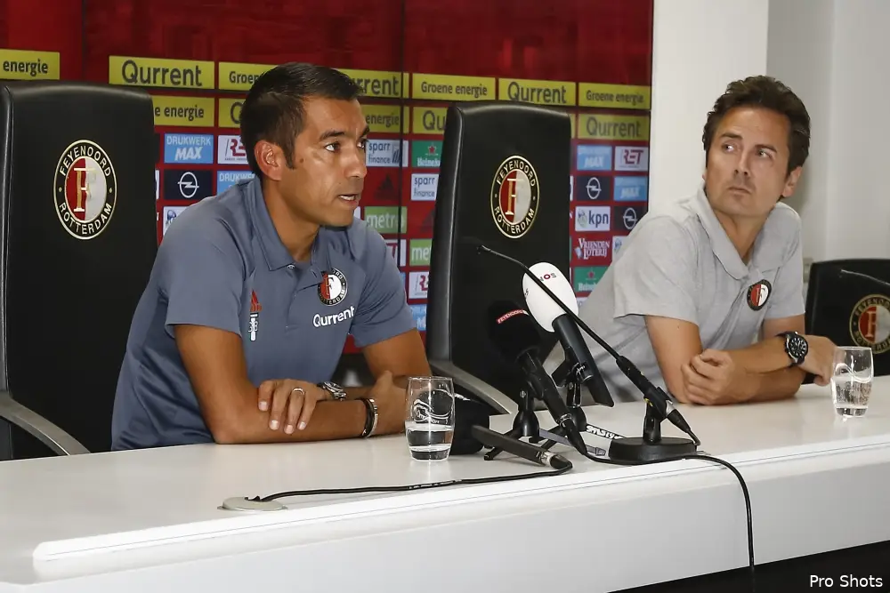 Van Bronckhorst ontkent berichtgeving Voetbal International