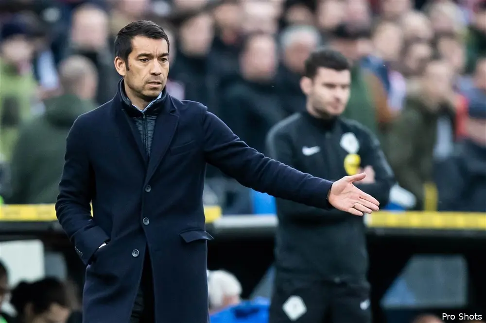 Van Bronckhorst: ''De telefoon staat niet roodgloeiend''