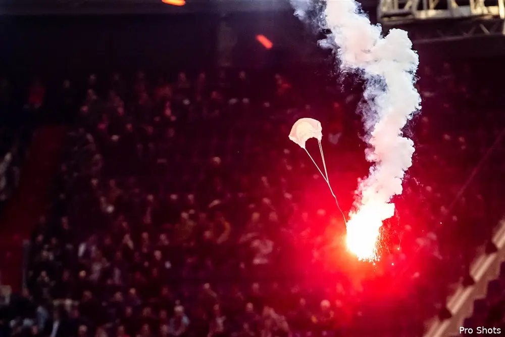 Supporters laten van zich horen met vuurwerkactie