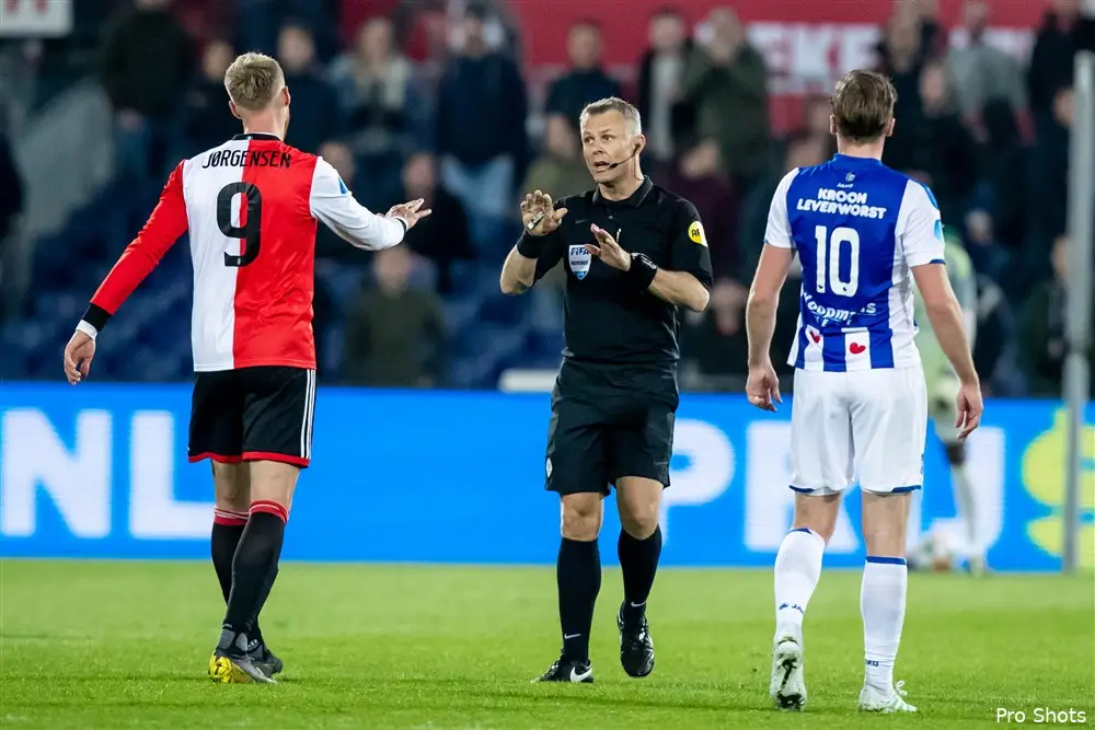 Kuipers de scheidsrechter bij FC Emmen - Feyenoord
