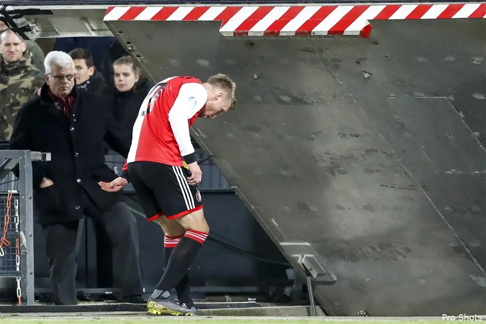 Van Persie niet eens met rode kaart: ''Dit was niet natrappen''