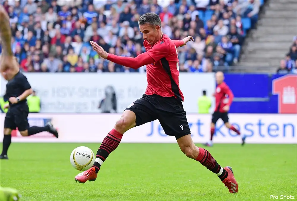 Van Persie meldt zich op trainingsveld Feyenoord