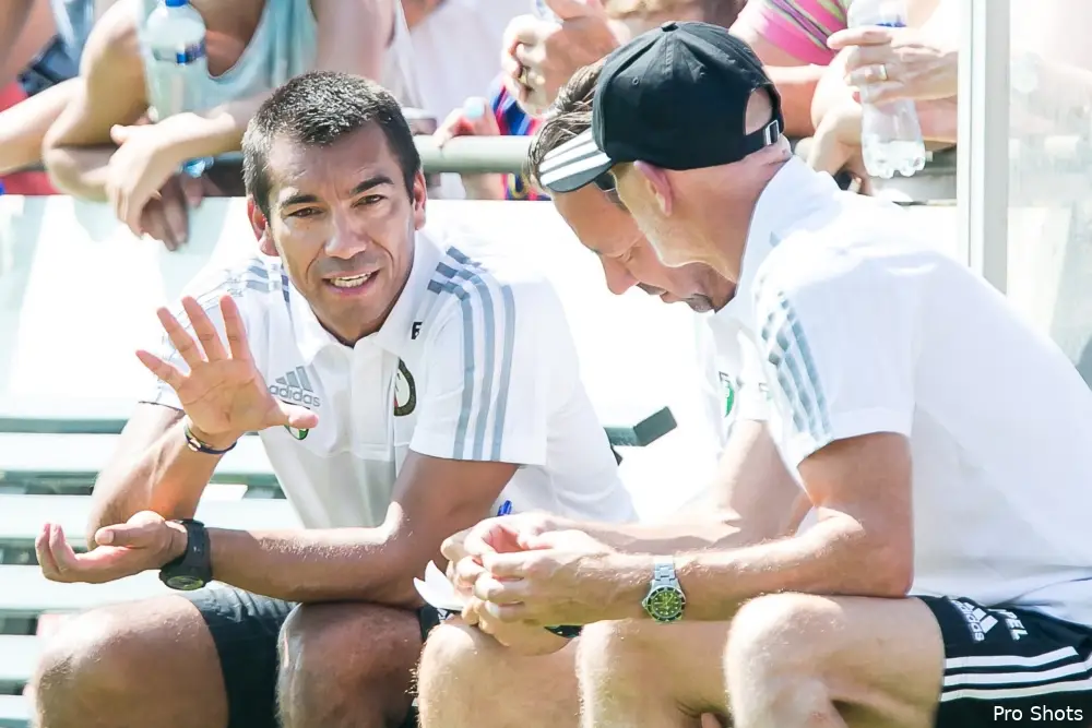 Van Bronckhorst ziet fraaie goals in eerste oefenduel