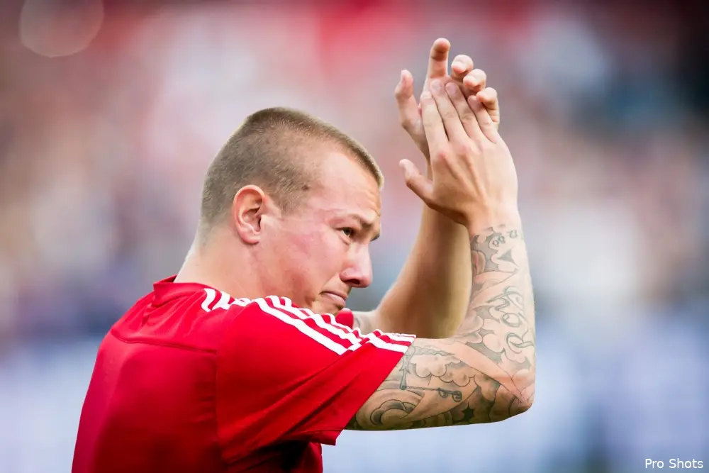 Clasie in tranen bij rentree in De Kuip