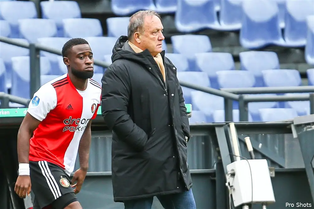 Van Hooijdonk kraakt wisselbeleid: ''Een rare move''