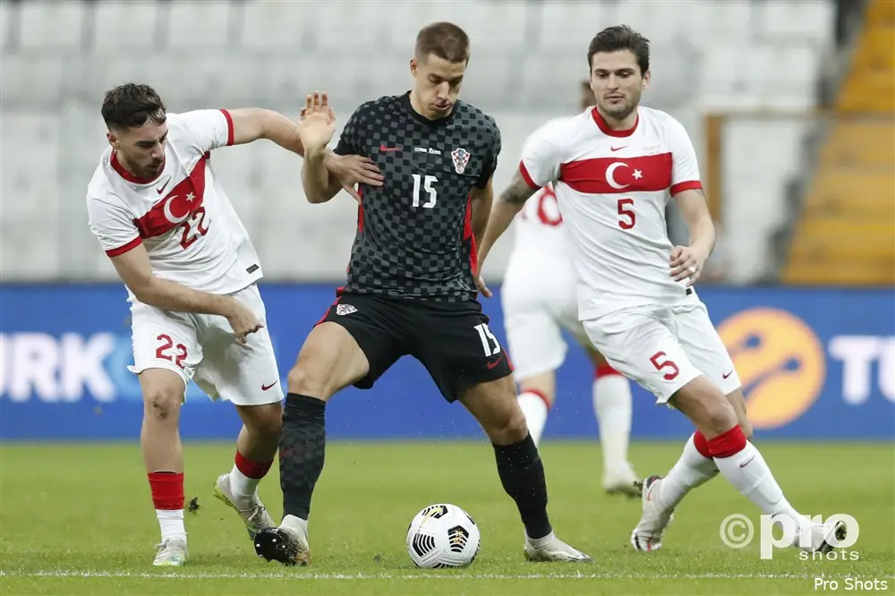 Kökcü geblesseerd naar de kant bij Turkije