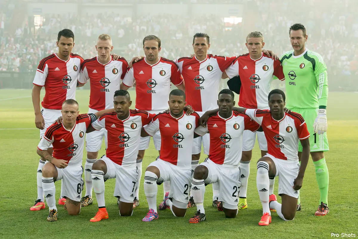 'Schaken rechtsbuiten, Van Beek en Nelom de backs'
