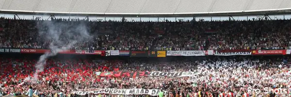 PSV fans geven ook gehoor aan oproep en tonen respect