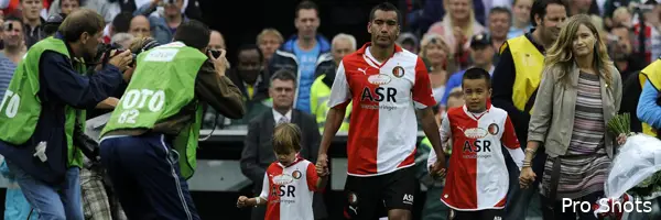 Van Bronckhorst reikt legendarische shirts uit