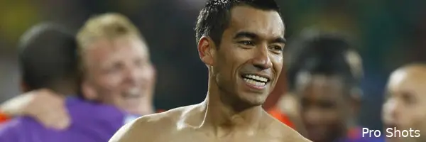 Van Bronckhorst bergt lintje veilig op