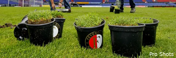 Supporters dolgelukkig met stukje 'heilig gras'
