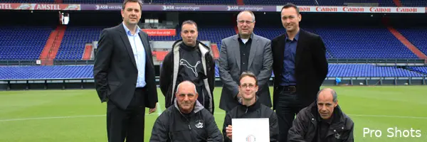 Stukjes van grasmat De Kuip beschikbaar voor supporters