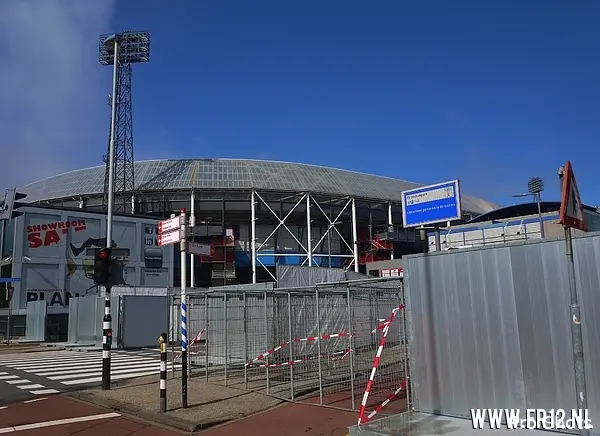 De Kuip omringd door hekwerken en doeken (foto's)