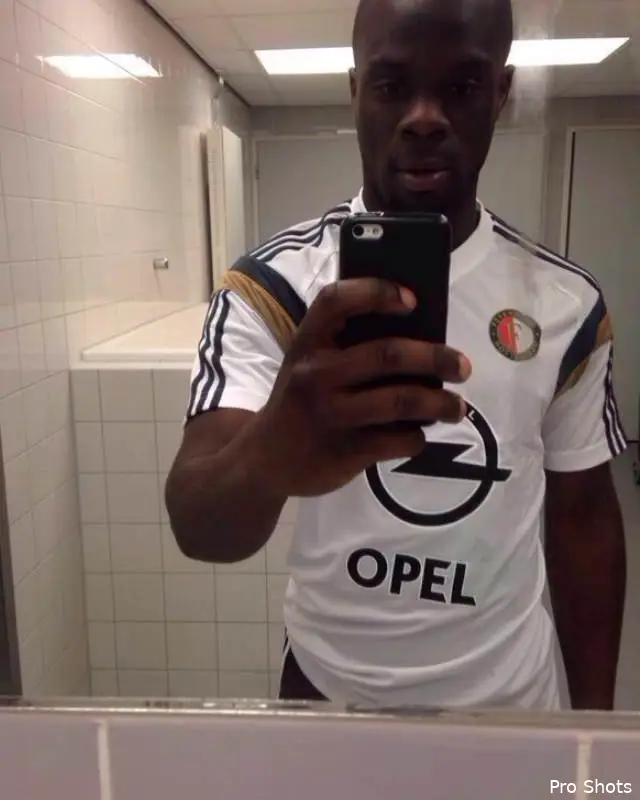 Elvis Manu 'presenteert' nieuw trainingsshirt (foto)